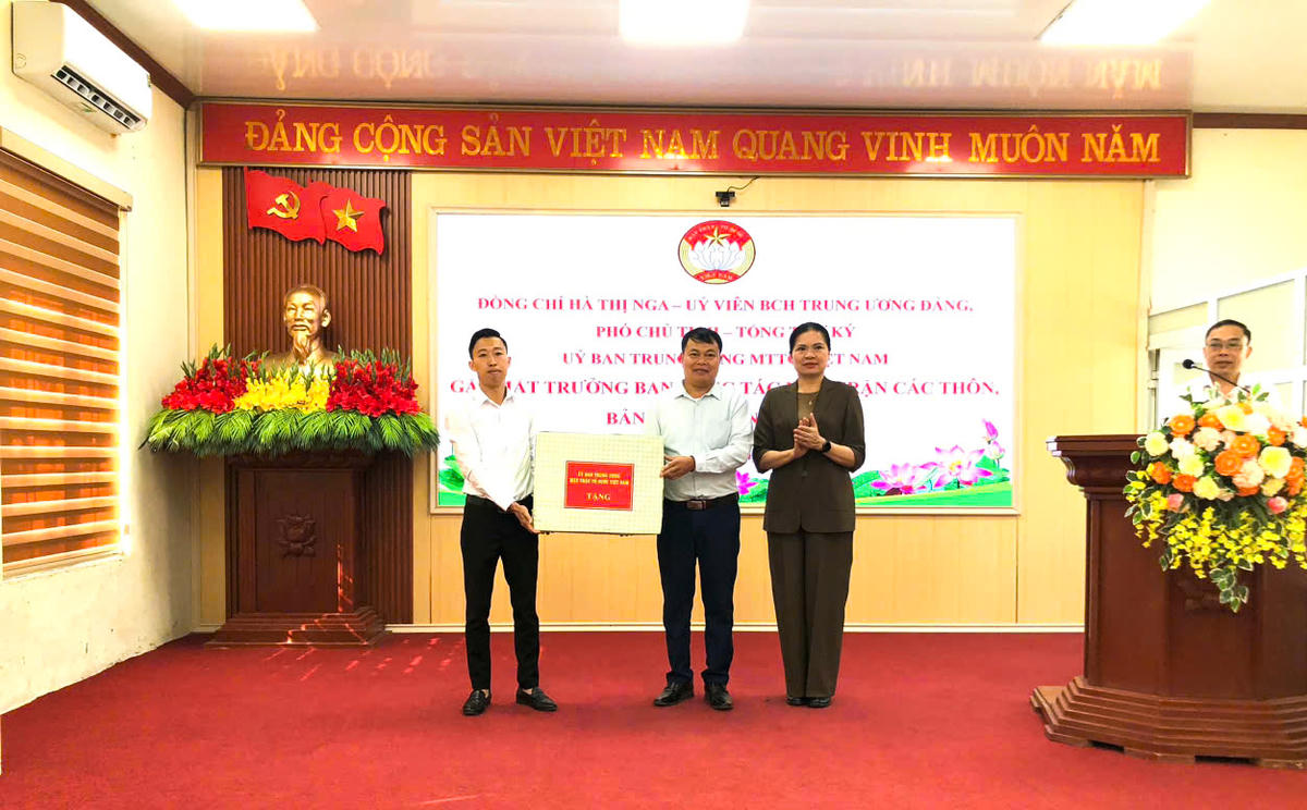 Phó Chủ tịch - Tổng Thư ký Hà Thị Nga thăm, làm việc tại xã vùng cao Sin Suối Hồ