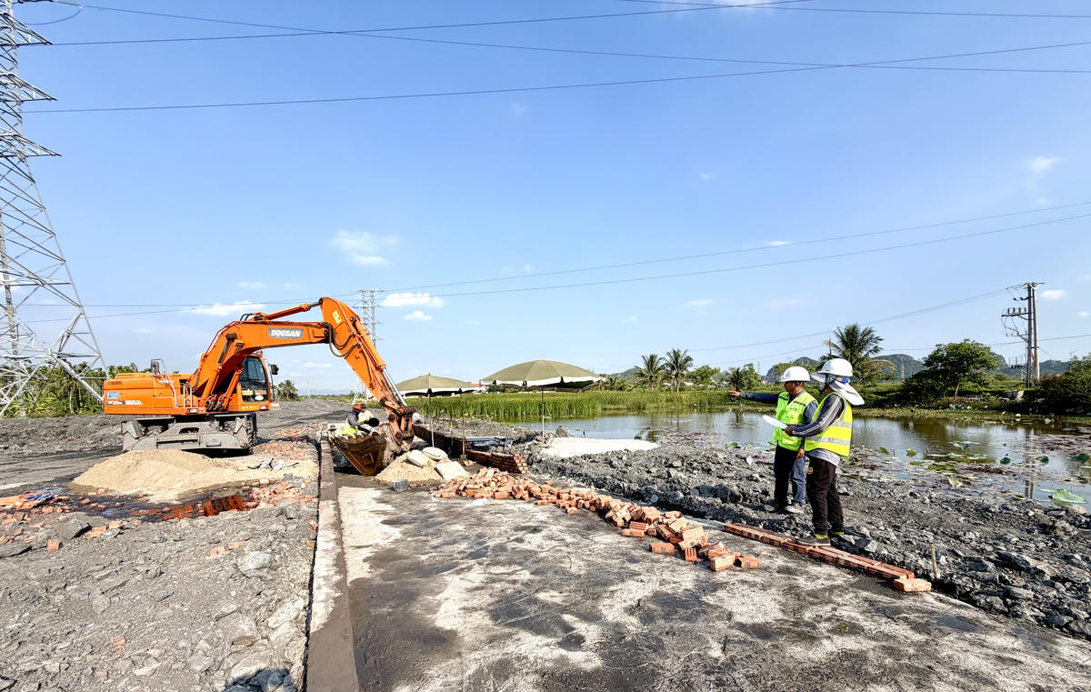 Đơn vị thi công dự án tuyến đường sắt tốc độ khẩn trương lắp đặt cầu rửa xe tại vị trí tiếp giáp đường tỉnh 333. Ảnh: Ngọc Anh.