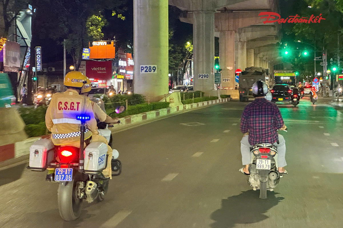 Đúng 21h ngày 2/10, các tổ công tác thuộc Đội CSGT đường bộ số 6 đồng loạt triển khai tuần tra, kiểm soát trên các tuyến Xuân Thủy, Cầu Giấy, Hồ Tùng Mậu, Cầu Diễn, Trịnh Văn Bô... thuộc địa bàn các phường Cầu Giấy, Xuân Phương, Từ Liêm.