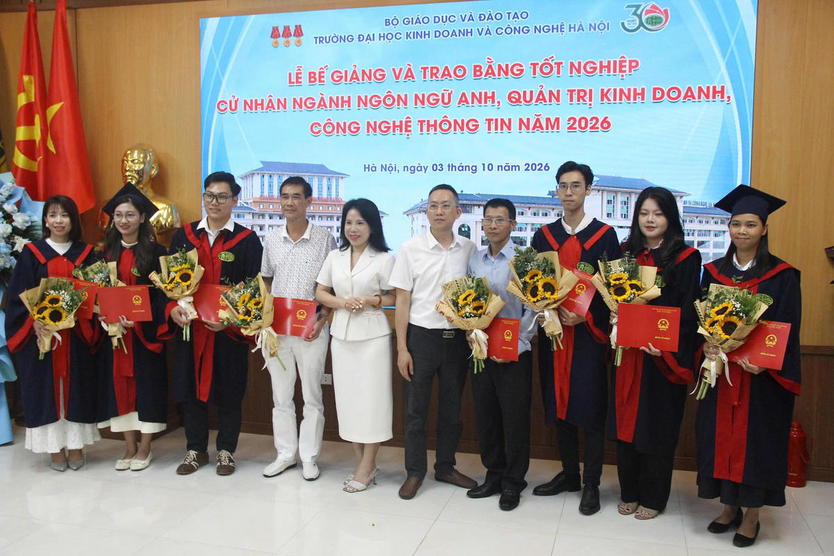 Lãnh đạo khoa Đào tạo tại chức trao bằng tốt nghiệp và tặng hoa chúc mừng tân cử nhân.