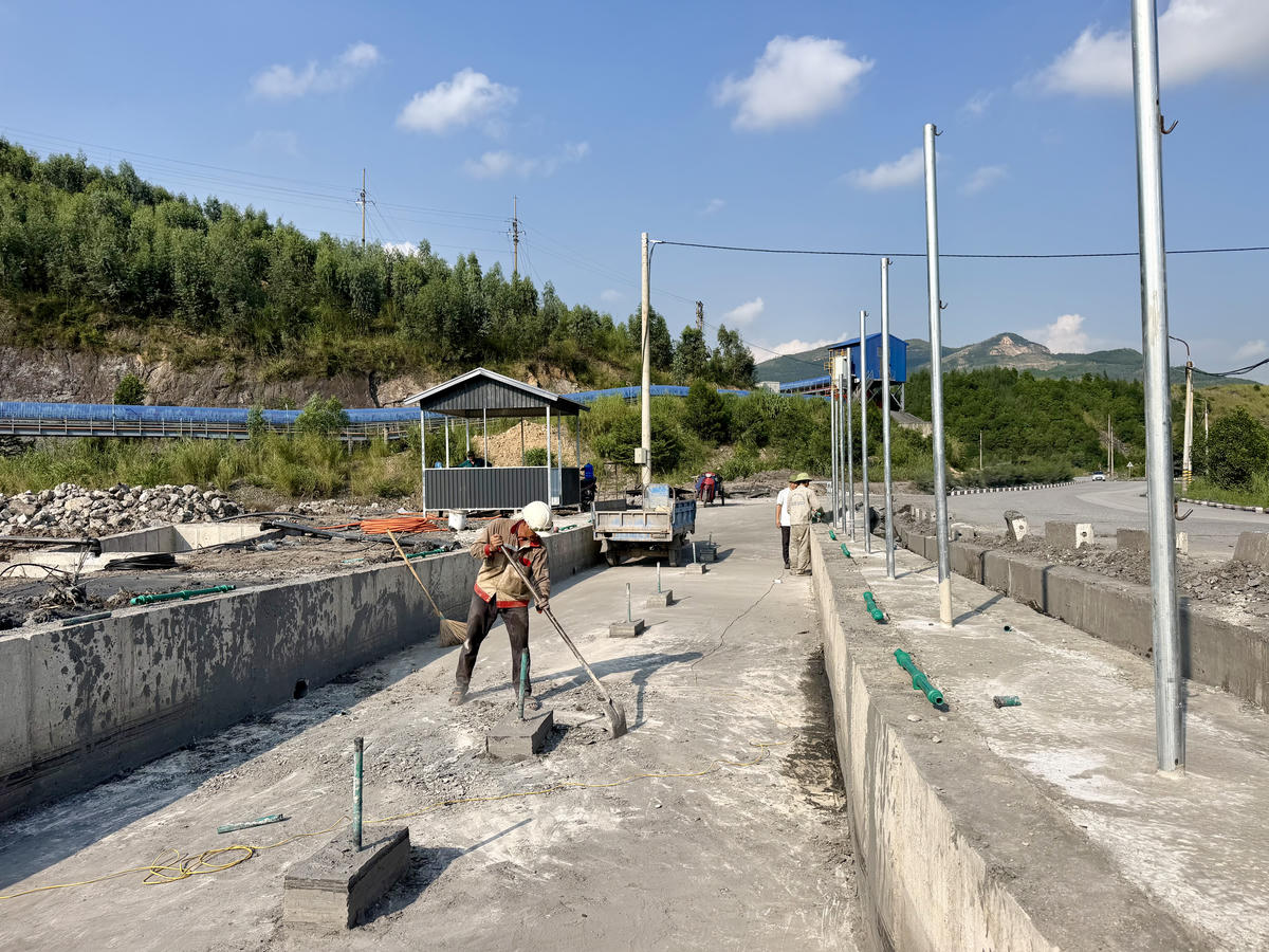 Các đơn vị gấp rút hoàn thiện hệ thống xịt rửa xe tự động áp lực cao tại để phục vụ hoạt động vận chuyển đất đá thải mỏ từ bãi thải mỏ Nam Tràng Bạch. Ảnh: Ngọc Anh.