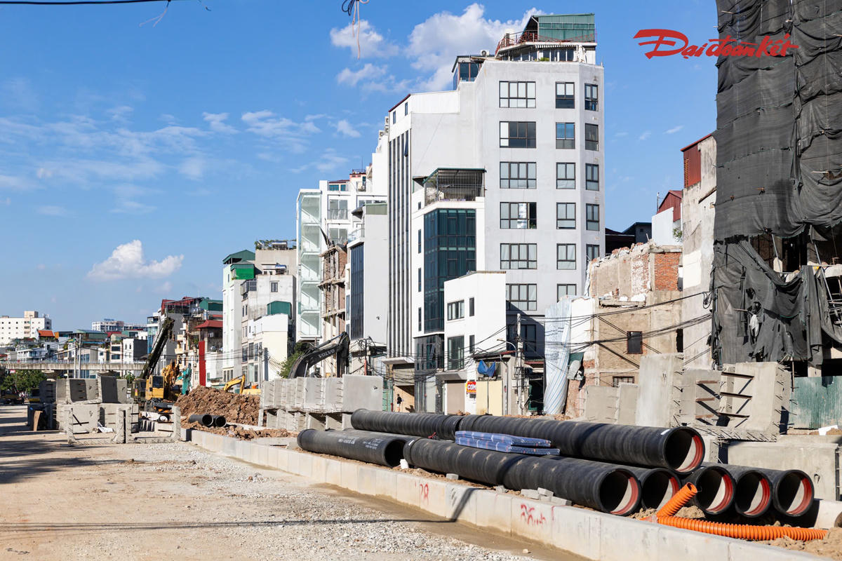Công nhân tập trung hoàn thiện dải phân cách, cây xanh và cây bóng mát được tập kết, chuẩn bị trồng dọc tuyến Vành đai 2,5.