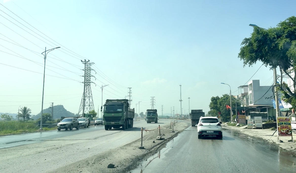 Trung bình mỗi ngày có khoảng 500 – 600 phương tiện hoạt động vận chuyển đất đá thải mỏ, vật liệu qua địa bàn phường Hoàng Quế. Ảnh: Ngọc Anh.