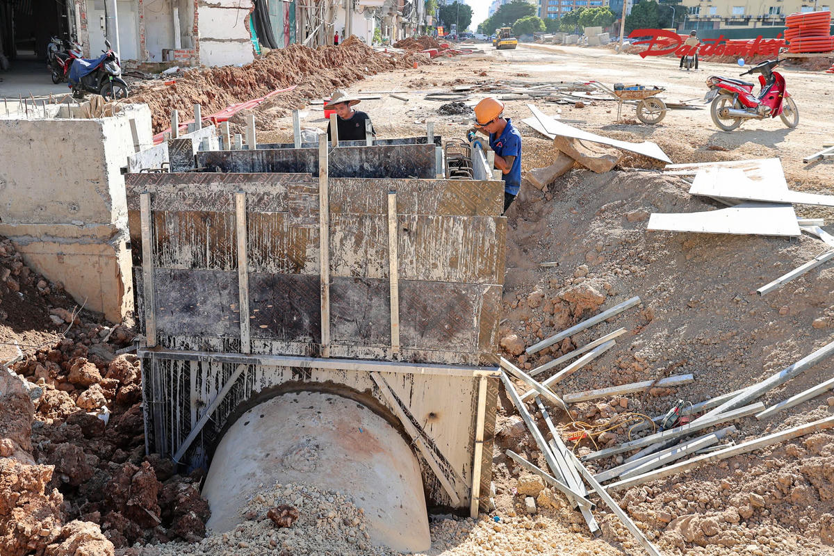 Việc đồng loạt tăng tốc tại nhiều đoạn tuyến cho thấy các nhà thầu đang chạy đua với thời gian để hoàn thành những phần việc theo kế hoạch. Với các đoạn đã đạt tỷ lệ cao về khối lượng, mục tiêu trước mắt là hoàn thiện mặt đường và các hạng mục phụ trợ; tại những vị trí còn khó khăn, nguồn lực tiếp tục được tập trung để bảo đảm tiến độ.