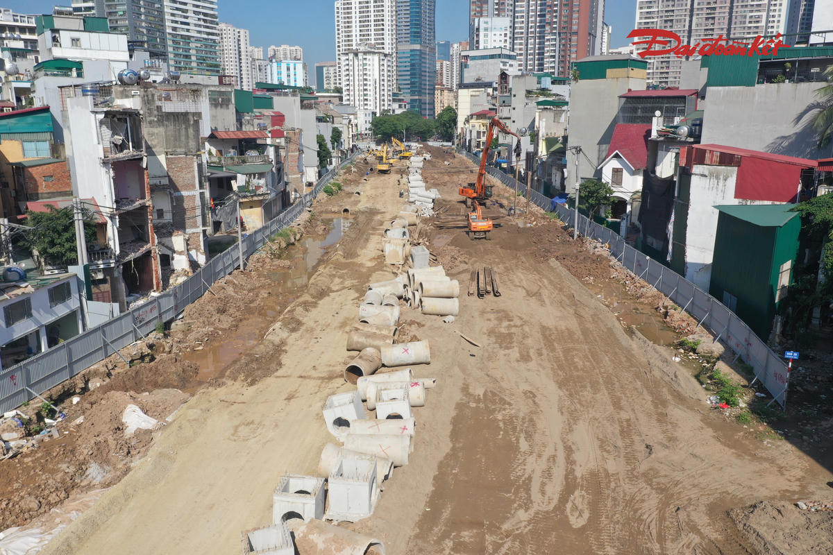 Đến nay, khối lượng thi công tại đoạn tuyến này đạt khoảng 60%. Nhà thầu đang tập trung hoàn thiện các hạng mục để phấn đấu đến ngày 10/10 hoàn thành phần bên phải đường, phục vụ nhu cầu đi lại của người dân.