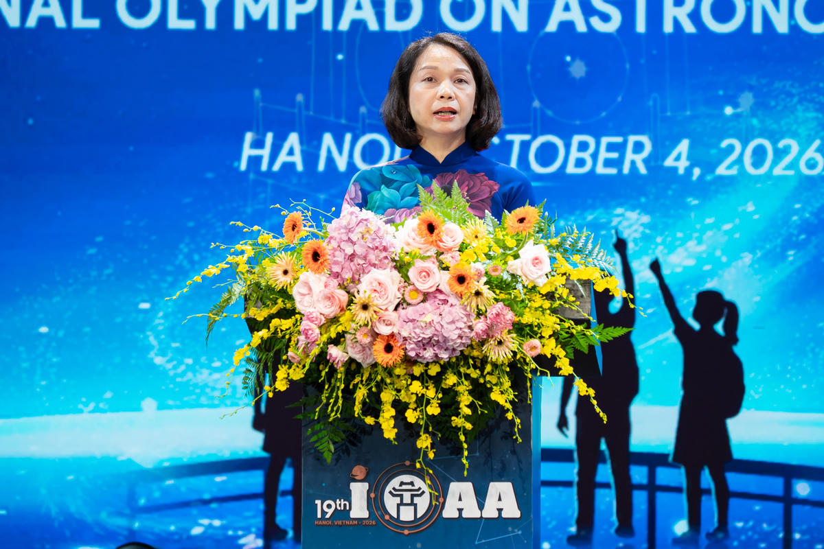 Phó Chủ tịch UBND TP Hà Nội Vũ Thu Hà, Trưởng ban Tổ chức IOAA 2026 phát biểu tại lễ bế mạc kỳ thi.