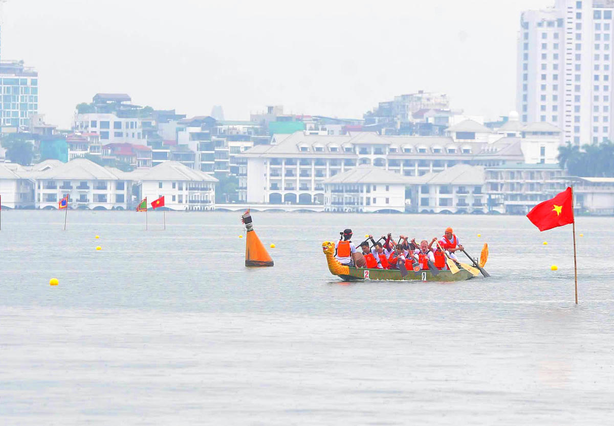 Những tay chèo đồng lòng đưa thuyền vươn lên phía trước.