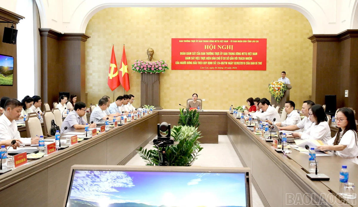 Quang cảnh buổi làm việc giữa Đoàn giám sát của Ban Thường trực Ủy ban Trung ương MTTQ Việt Nam và UBND tỉnh Lào Cai. Ảnh: Báo Lào Cai.