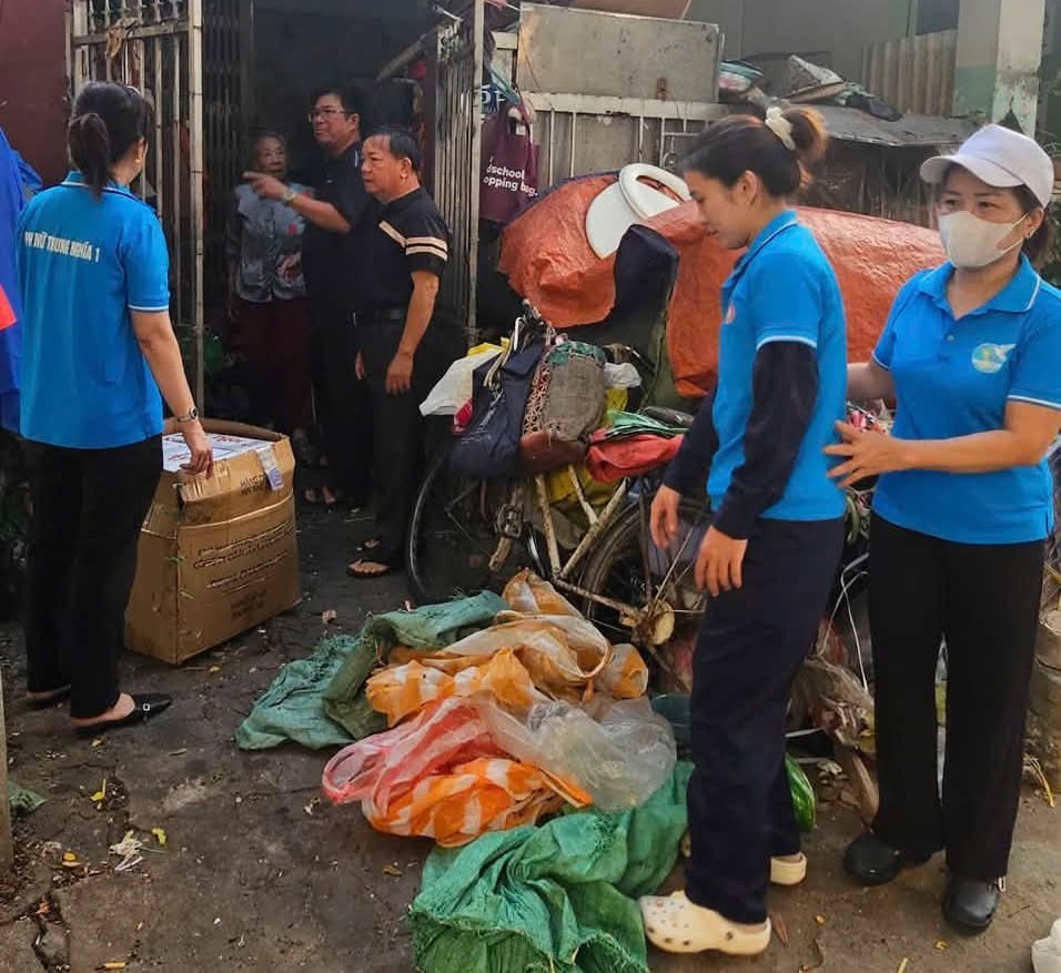 Các khu dân cư phường Hòa Khánh tổng dọn vệ sinh, phòng dịch sốt xuất huyết. Ảnh: Quang Thắng.