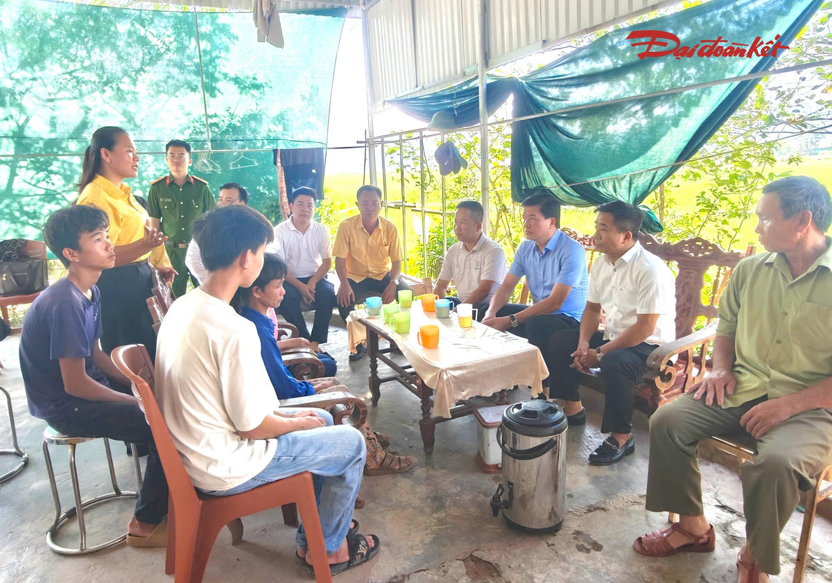 Đại diện lãnh đạo Uỷ ban MTTQ tỉnh Nghệ An, cấp uỷ, chính quyền xã Hải Lộc chia sẻ động viên gia đình anh Thành vượt qua khó khăn. Ảnh: HD