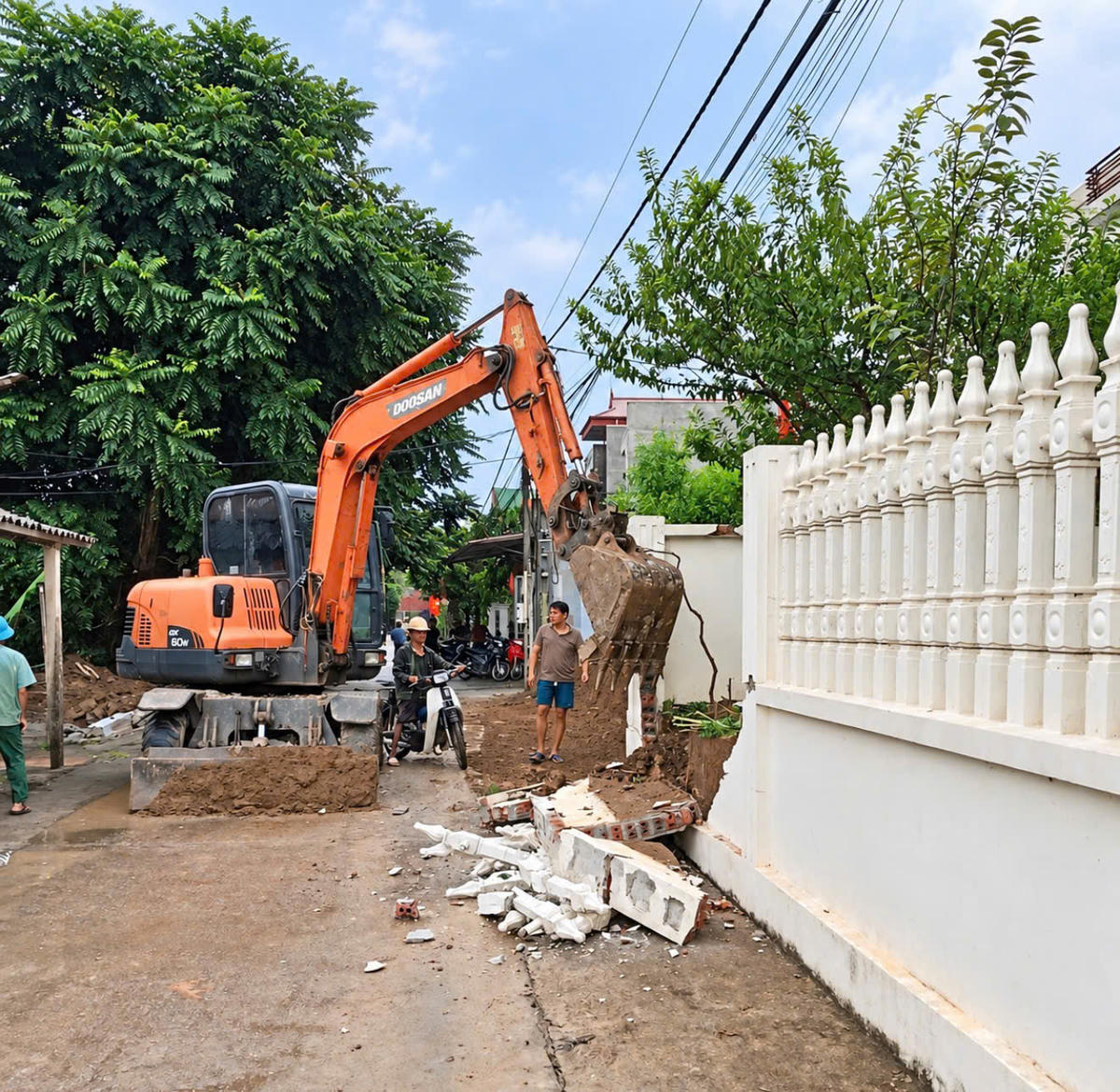 Các hộ dân ở xã Hoàng Vân (Bắc Ninh) tự nguyện dỡ tường rào, hiến đất mở đường. 