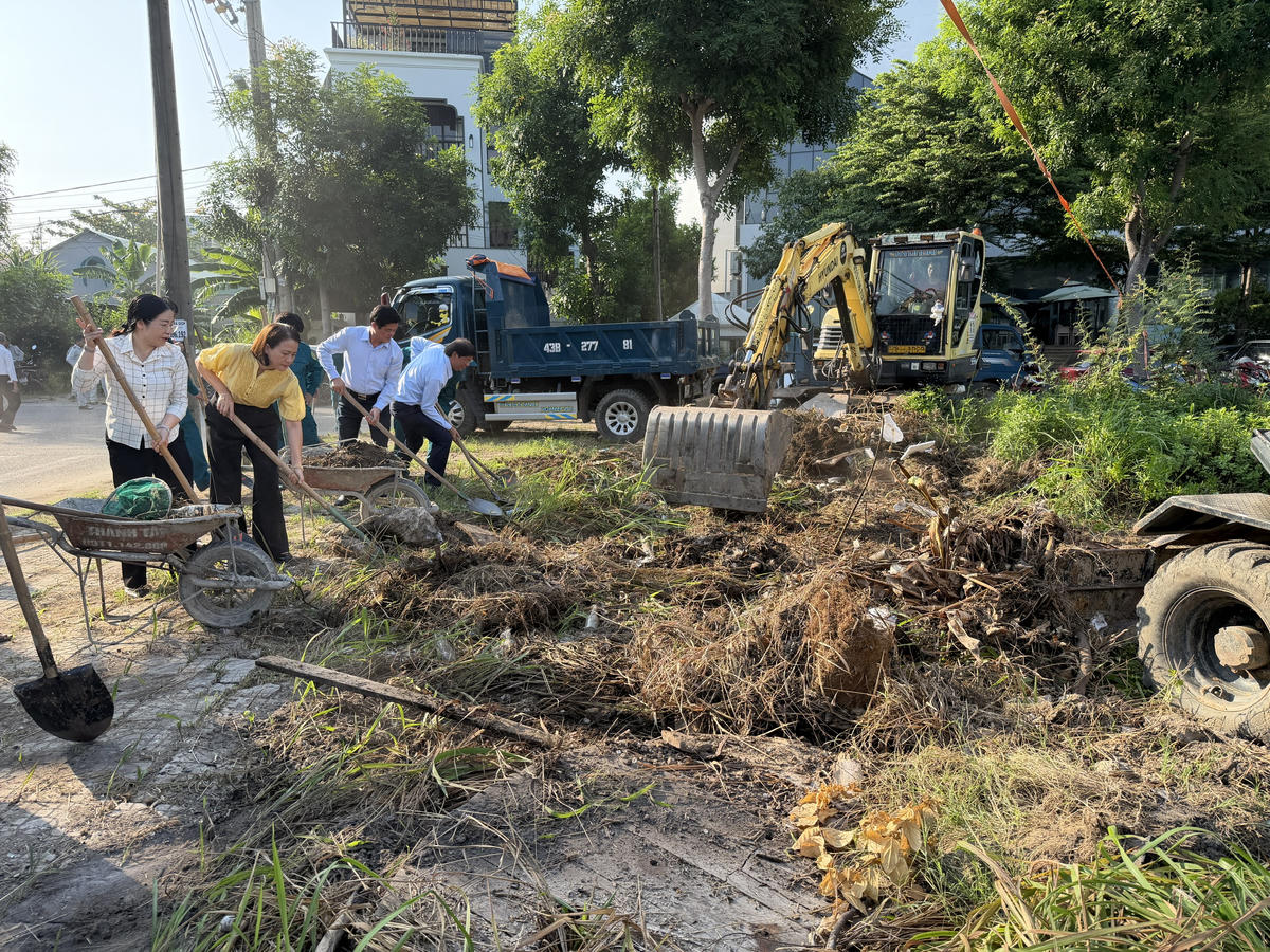 Dọn vệ sinh, khơi thông cống rãnh chống ngập. Ảnh: Nguyễn Tú.