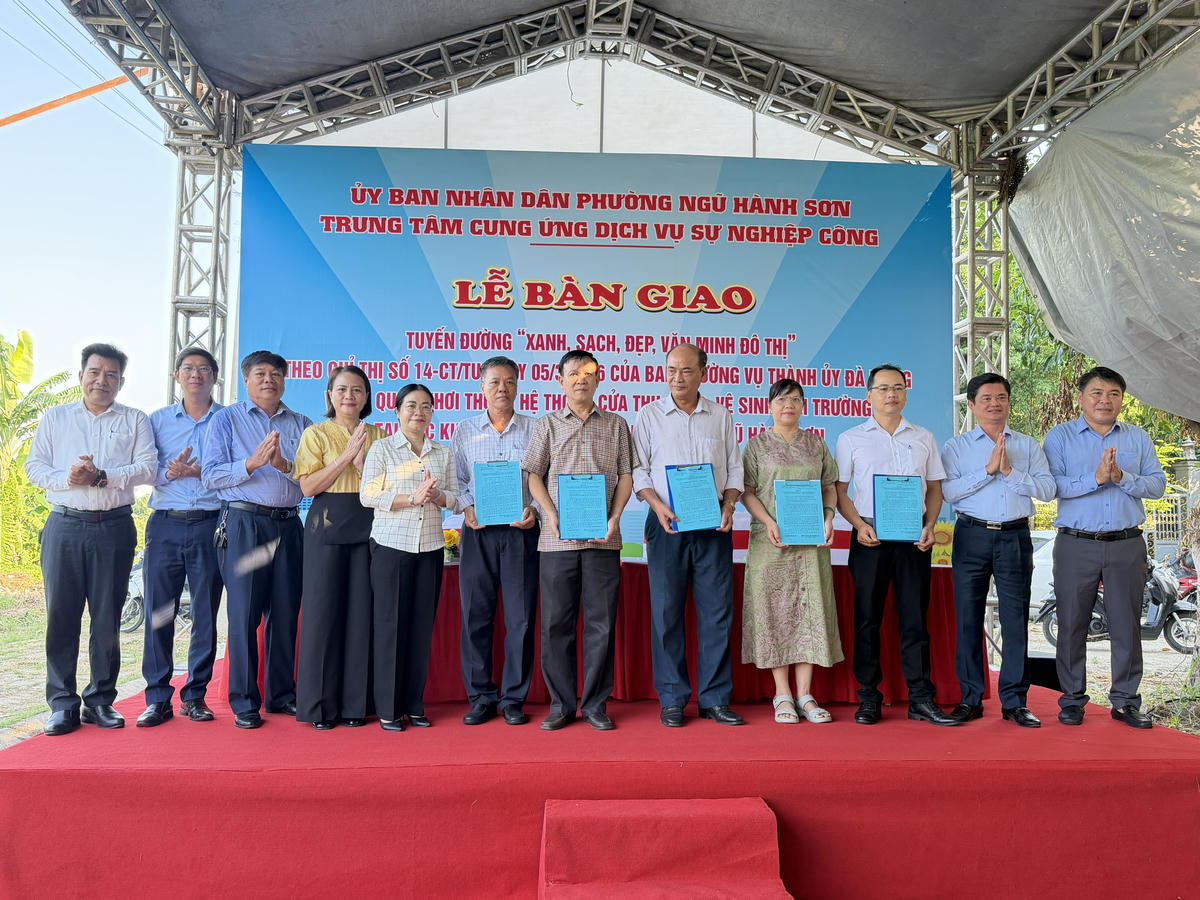 Ký cam kết tại các khu dân cư xây dựng nếp sống văn minh. Ảnh: Nguyễn Tú.
