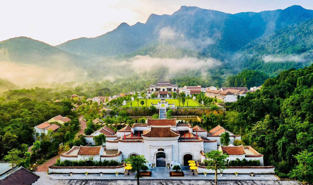Khu nghỉ dưỡng Legacy Yên Tử được ôm trọn bởi núi rừng và thiên nhiên hùng vĩ, khoáng đạt, kết hợp hài hòa giữa du lịch nghỉ dưỡng và tâm linh.