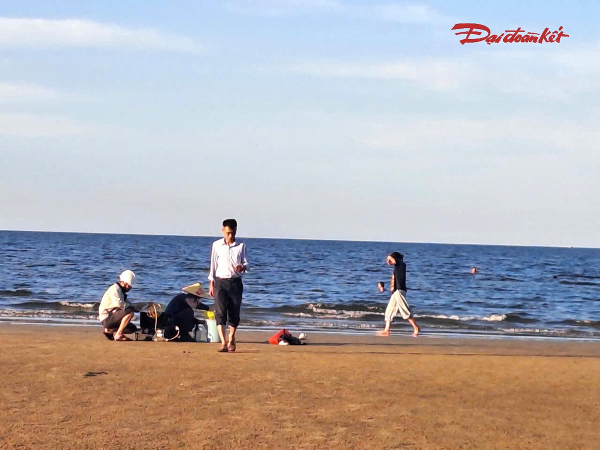 Cơ quan chức năng lấy mẫu xét nghiệm, phân tích để xác định nguyên nhân thuỷ sản chết. Ảnh: HN.