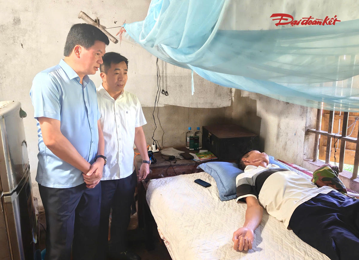Ông Nguyễn Đình Hùng, Ủy viên Ban Thường vụ Tỉnh ủy, Phó Chủ tịch Thường trực Ủy ban MTTQ tỉnh Nghệ An động viên anh Thành cố gắng giữ gìn sức khoẻ, tập trung chữa bệnh. Ảnh: HD
