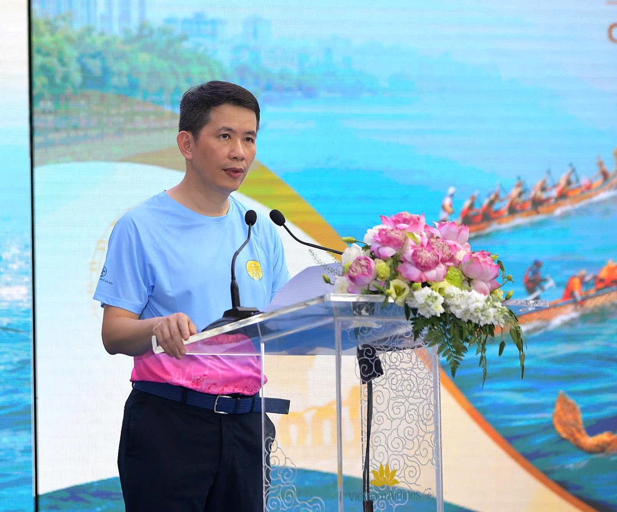 Ông Phạm Tuấn Long – Giám đốc Sở Văn hóa, Thể thao và Du lịch Hà Nội phát biểu khai mạc Giải Bơi chải thuyền rồng - ván SUP Hà Nội mở rộng năm 2026.