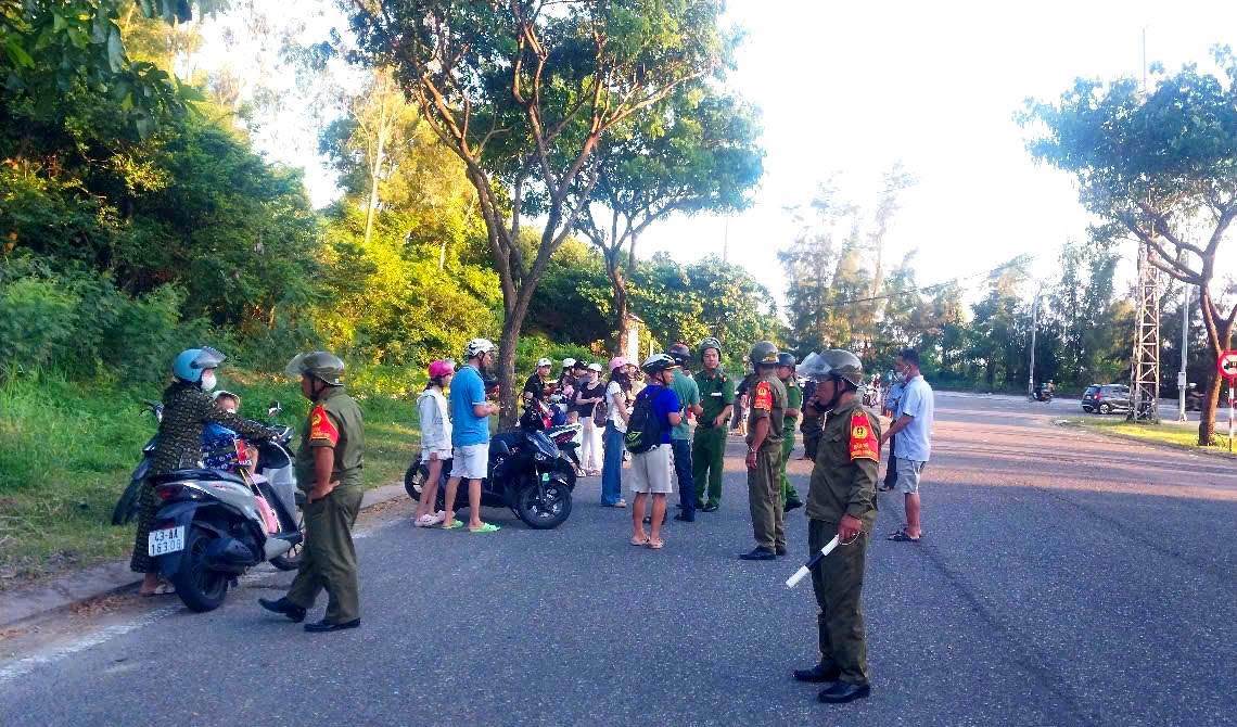 Lực lượng phường Sơn Trà nhắc nhở du khách tuân thủ an toàn giao thông, không cho khỉ ăn khi tham quan bán đảo. Ảnh: Nguyễn Tú.