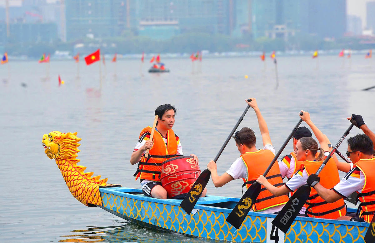 Không khí thi đấu sôi nổi, kịch tính trên đường đua.