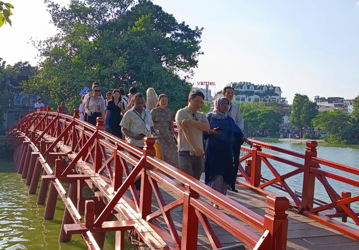 Du khách quốc tế tham quan tại Đền Ngọc Sơn.