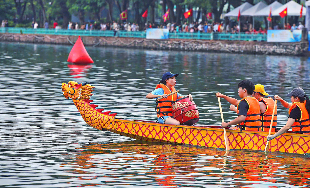 Những tiếng cổ vũ, động viên từ khán giả tiếp thêm tinh thần cho các vận động viên trên đường đua.