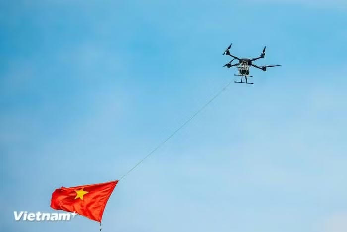 Các mẫu UAV lưỡng dụng thuộc dòng H-X do Việt Nam nghiên cứu, phát triển được đưa vào diễn tập cùng hệ thống nhận diện, giám sát và tác chiến trên không gian tầm thấp. (Ảnh: Minh Sơn/Vietnam+).