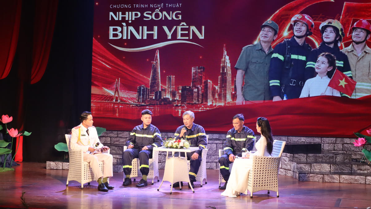 Quang cảnh giao lưu tại chương trình. Ảnh: T.Luân.