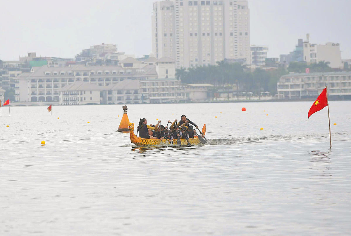 Cuộc đua thuyền rồng diễn ra quyết liệt với sự phối hợp nhịp nhàng của các tay chèo.