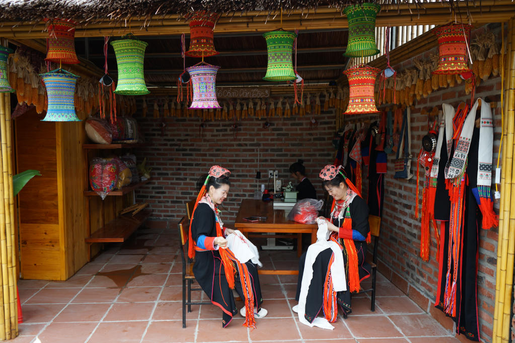 Không gian trưng bày thổ cẩm do những người phụ nữ Dao Thanh Y thêu tay, tạo ra nhiều sản phẩm từ khăn, áo, gối cho tới các bộ trang phục hoàn chỉnh phục vụ nhu cầu trải nghiệm, mua sắm của du khách.