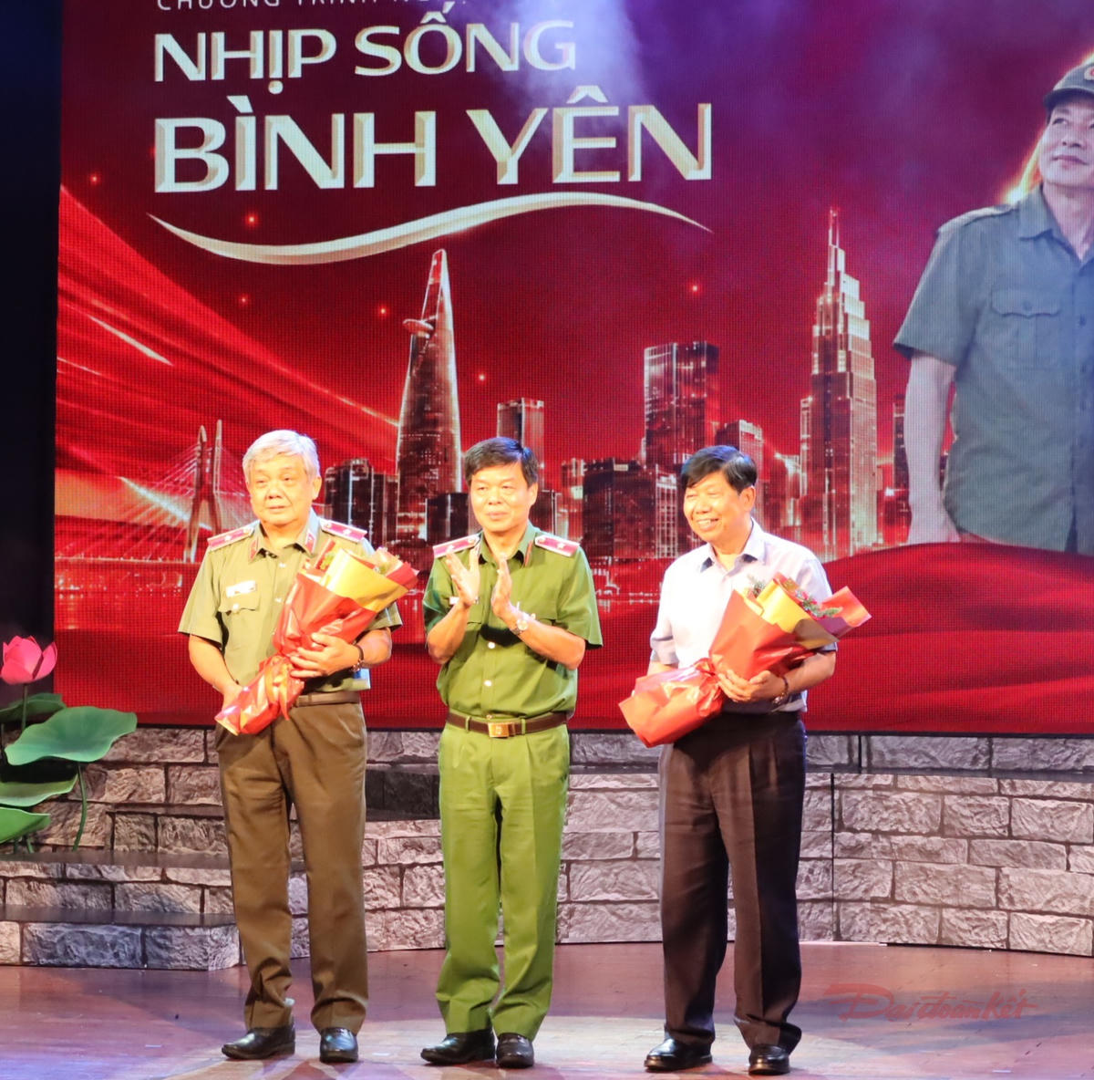 Thiếu tướng Nguyễn Thanh Hưởng, Phó Giám đốc Công an TPHCM tặng hoa chúc mừng đại biểu tại chương trình. Ảnh: T.Luân.