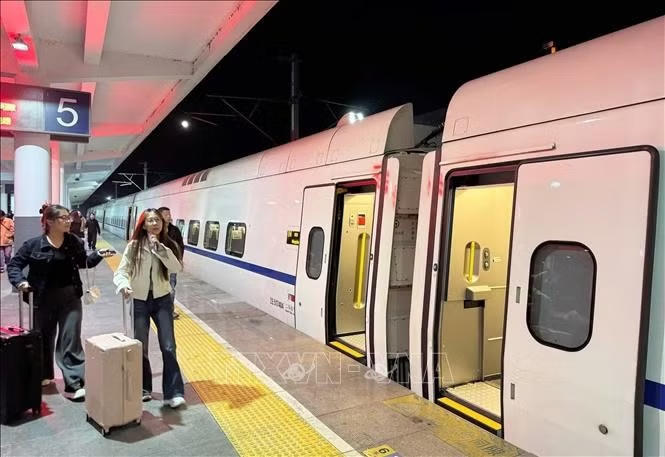Hành khách đi tàu cao tốc tại nhà ga Cáp Nhĩ Tân, tỉnh Hắc Long Giang (Trung Quốc).