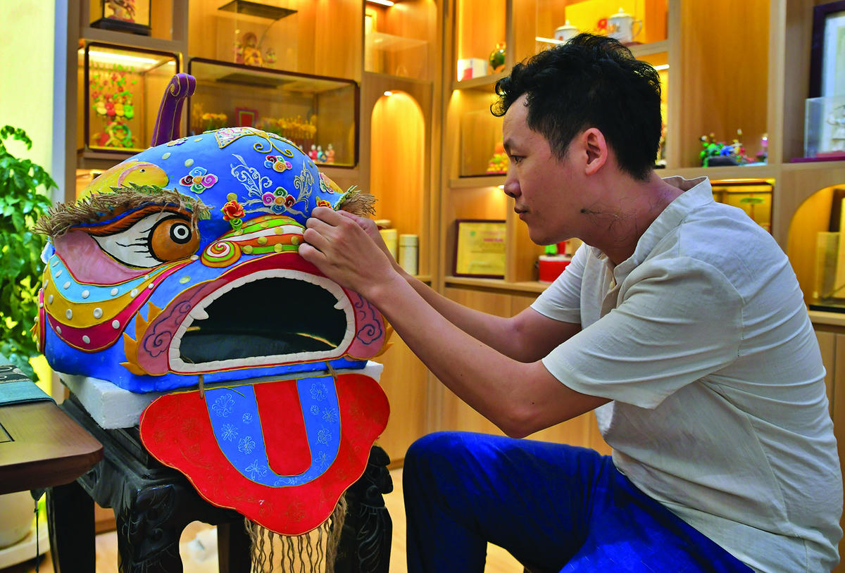 Nghệ nhân Đặng Văn Hậu tạo hình đồ chơi Trung thu truyền thống bằng đôi tay khéo léo.