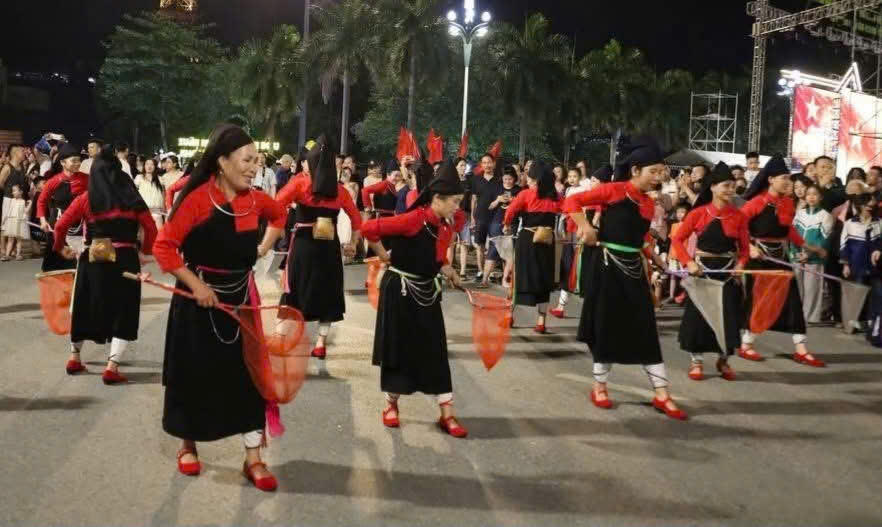 Các diễn viên của Câu lạc bộ văn nghệ dân gian Cao Lan (thôn Loan Thượng, xã Yên Bình) đang biểu diễn