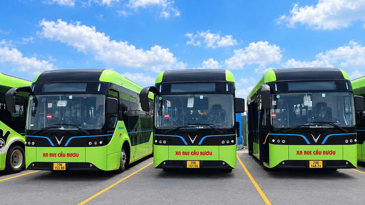 Xe buýt điện mới có sức chứa 60 chỗ, được trang bị sàn thấp, thuận tiện cho hành khách lên xuống.