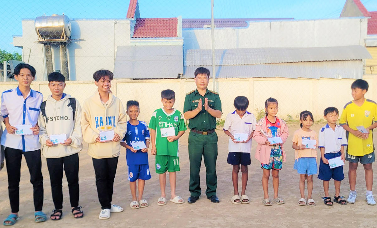 Bộ đội Biên phòng tỉnh Cà Mau tặng quà cho các em học sinh trong Chương trình “Nâng bước em đến trường - Con nuôi đồn biên phòng” đơn vị nhận đỡ đầu.