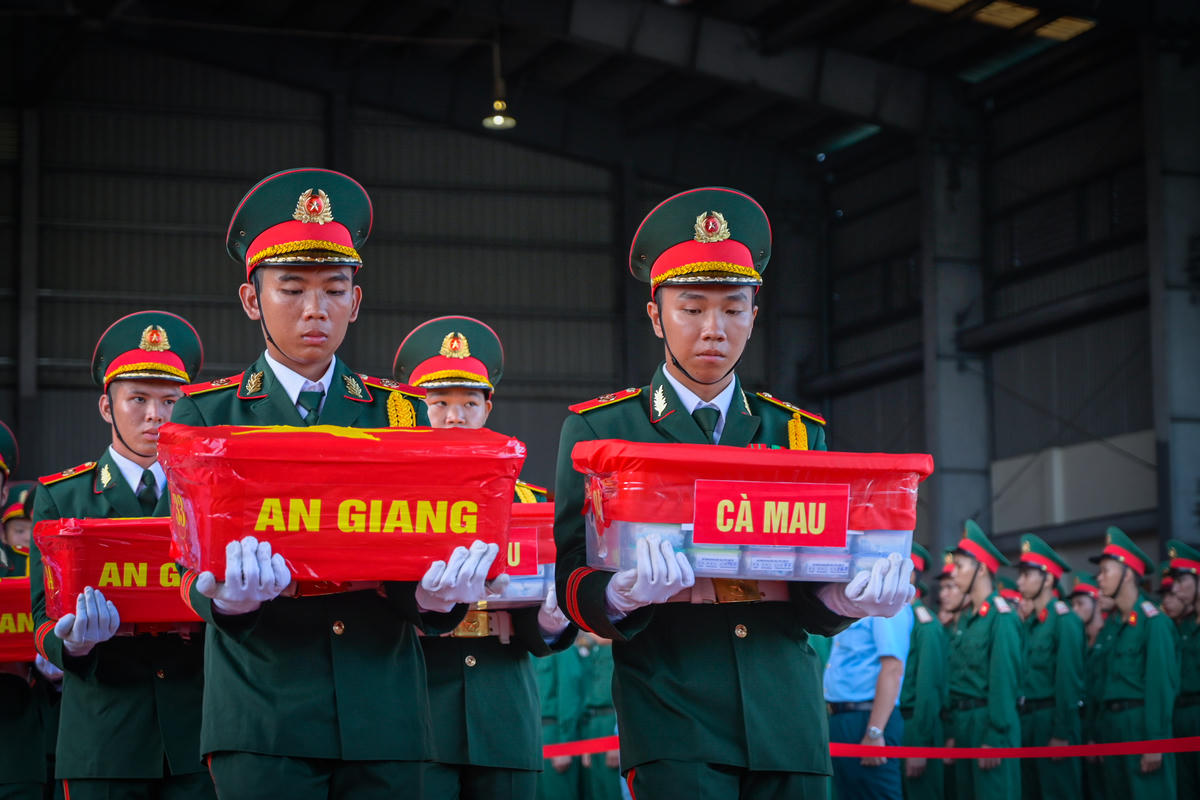 Từng thùng mẫu được cán bộ, chiến sĩ nâng niu, vận chuyển trong đội hình trang nghiêm. Tất cả các khâu từ bảo quản, niêm phong đến bàn giao đều được thực hiện chặt chẽ, bảo đảm chính xác và toàn vẹn mẫu phẩm. Ảnh: Phương Vũ