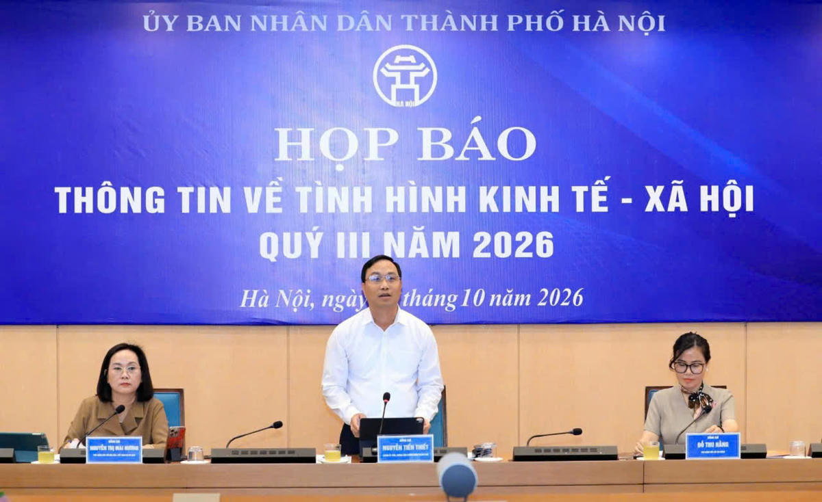  Ông Nguyễn Tiến Thiết - Chánh Văn phòng, Người phát ngôn UBND TP Hà Nội thông tin tại họp báo. Ảnh: Đạt Lê