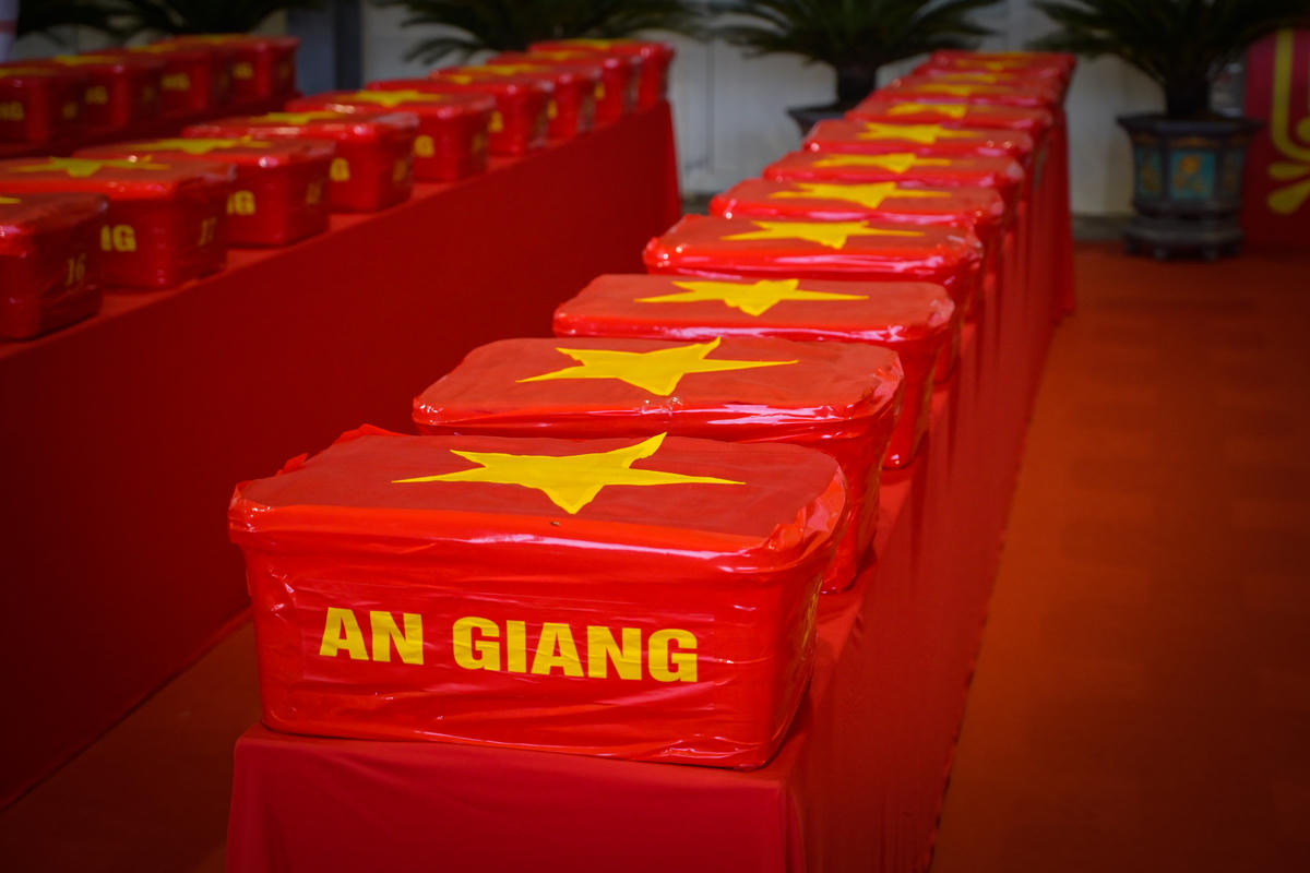 Riêng tỉnh An Giang có 4.762 mẫu hài cốt liệt sĩ, được đóng trong khoảng 40 thùng chuyên dụng, tổng trọng lượng khoảng 520kg. Phía sau mỗi mẫu hài cốt là niềm mong đợi về một danh tính được xác định, một người thân được tìm lại. Ảnh: Phương Vũ