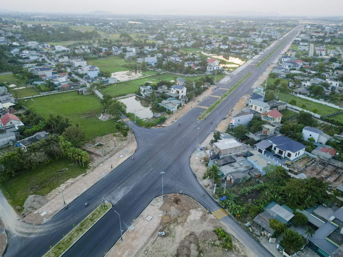 Theo quyết định số 3159/QĐ-UBND ngày 17/9/2009, Chủ tịch UBND tỉnh Thanh Hóa phê duyệt dự án đầu tư xây dựng công trình đường giao thông từ ngã ba Voi, từ TP Thanh Hóa đi TP Sầm Sơn&nbsp;cũ với chiều dài 11,7 km, tổng vốn đầu tư khoảng 1.360 tỷ đồng. Ảnh: Đình Minh