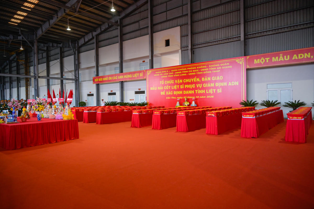 Hơn 15.000 mẫu hài cốt liệt sĩ của An Giang, Cần Thơ, Đồng Tháp, Vĩnh Long và Cà Mau được niêm phong, đóng gói trong các thùng chuyên dụng, tập kết trang trọng trước giờ lên đường.  Ảnh: Phương Vũ