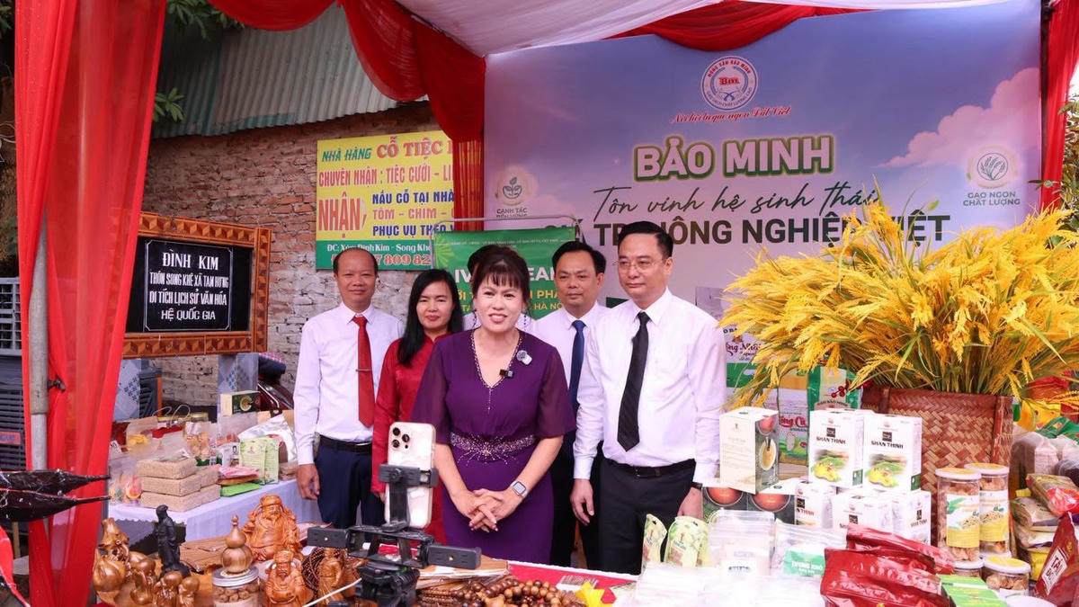 Lãnh đạo xã Tam Hưng trực tiếp livestream quảng bá sản phẩm quê hương