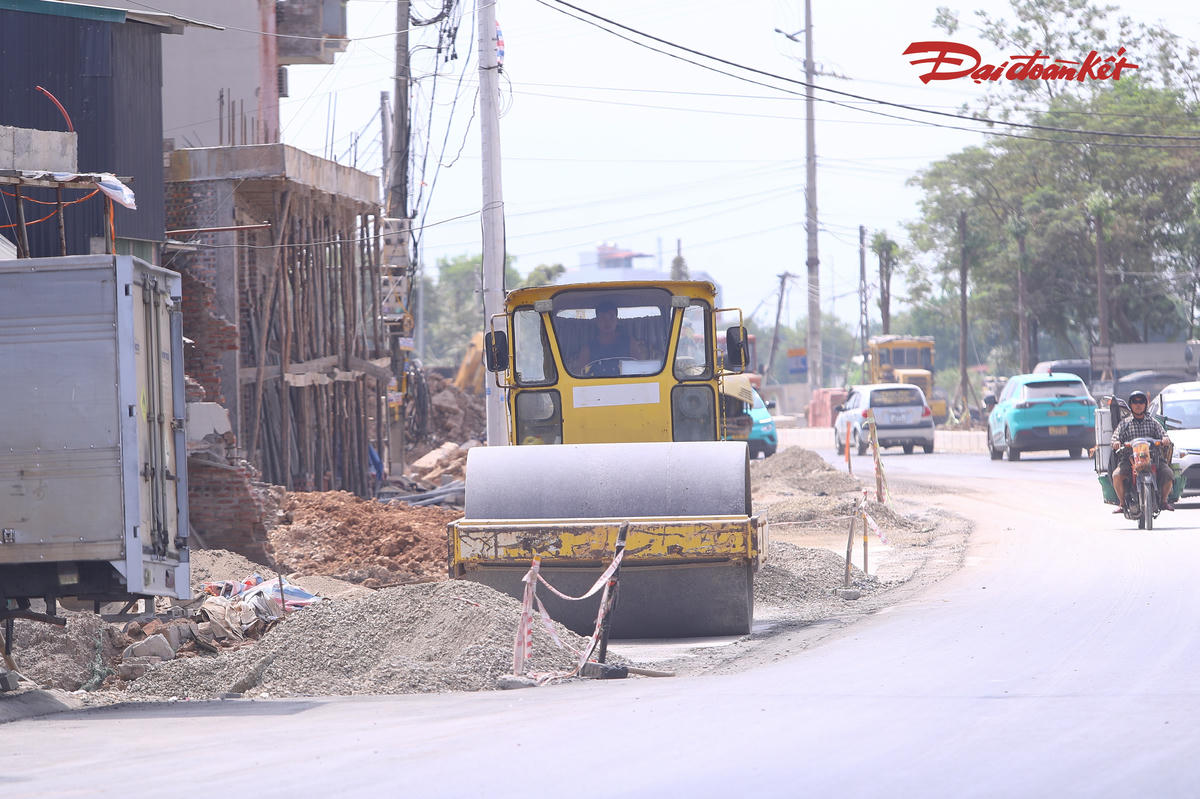 Máy móc liên tục thực hiện san gạt, lu lèn, hoàn thiện nền đường, trong khi các hạng mục hạ tầng kỹ thuật, thoát nước và công trình phụ trợ cũng được triển khai.