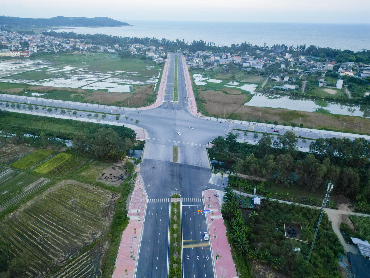Đầu tháng 10/2026, theo ghi nhận của PV Báo Đại đoàn kết, đoạn&nbsp;tuyến từ&nbsp;Km7+852 - Km9+046 dài khoảng 1,2km và đoạn Km10+400 - Km 11+743 dài khoảng 1,34km đã cơ bản hoàn thành xong nhiều các hạng mục.&nbsp;Ảnh: Đình Minh