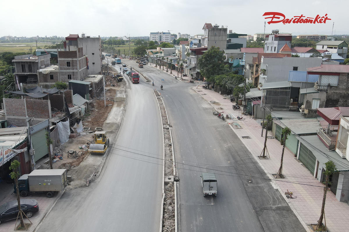 Sau khi mặt bằng được khơi thông, các nhà thầu tập trung nhân lực, thiết bị, tổ chức nhiều mũi thi công đồng thời để bù đắp phần tiến độ bị chậm. Các hạng mục từ nền, mặt đường đến hệ thống thoát nước, chiếu sáng và hạ tầng kỹ thuật được triển khai song song.