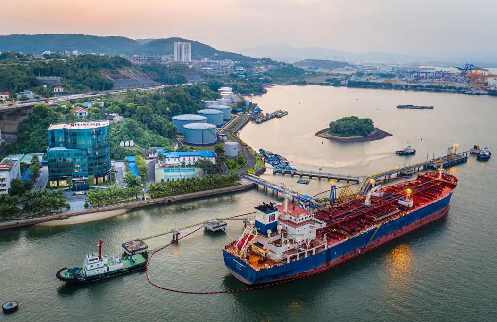 Cảng xăng dầu B12 ở Quảng Ninh có khả năng tiếp nhận tàu đến 40.000 DWT, năng lực 6 triệu m³/năm; 5 kho xăng dầu tổng sức chứa gần 337.000 m³;... Ảnh: Petrolimex Quảng Ninh.