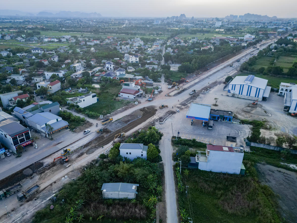 ‘Với mặt bằng đã được giải phóng, các đoạn tuyến đã&nbsp;chia cho nhiều nhà thầu và phương án điều chuyển khối lượng đang triển khai, mục tiêu trọng tâm của dự án là tiếp tục huy động tối đa nhân lực, máy móc, vật liệu, tổ chức thi công đồng thời nhiều mũi, xử lý dứt điểm các phần việc còn dang dở, phấn đấu hoàn thành trong tháng 11/2026 hoặc chậm nhất là đến cuối năm 2026’, ông Thành nói. Ảnh: Đình Minh