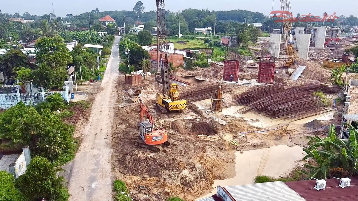 Đây là một trong những nút giao lớn của dự án, sẽ kết nối với đường tỉnh lộ 8 hiện hữu. Hiện nay, đường tỉnh lộ 8 cũng đang được thi công mở rộng. Ảnh: Đ.Xá.