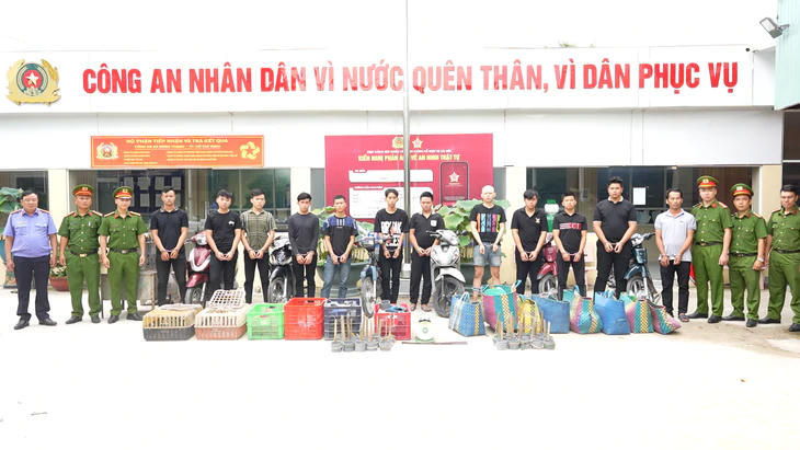 12 đối tượng trong đường dây bắt trộm và tiêu thụ khoảng 2.700 con mèo các loại tại Công an TP Hồ Chí Minh.