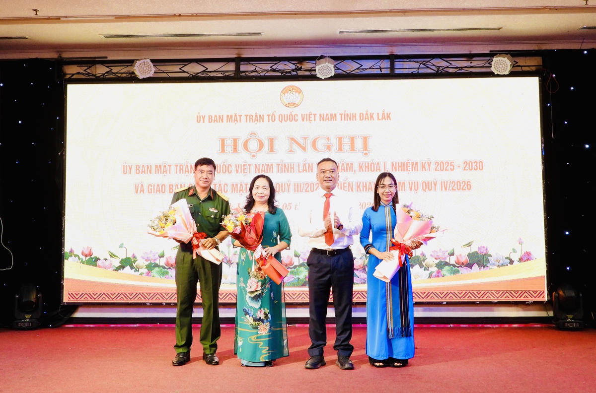 Các Ủy viên Ủy ban MTTQ Việt Nam tỉnh Đắk Lắk khóa I, nhiệm kỳ 2025 – 2030 ra mắt và nhận hoa chúc mừng của Ban Tổ chức Hội nghị. Ảnh: Thanh Nga.