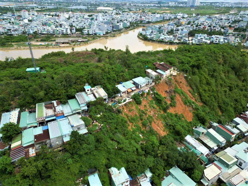 Khu vực núi Một, ở phường Quy Nhơn nguy cơ sạt lở đất đá vào mùa mưa bão. Ảnh: NQ.